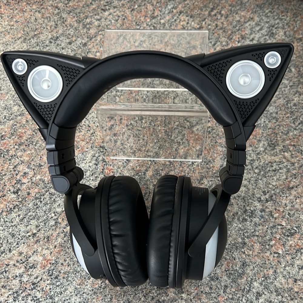 Brookstone Wired Led Cat 😺 Ear Headphones